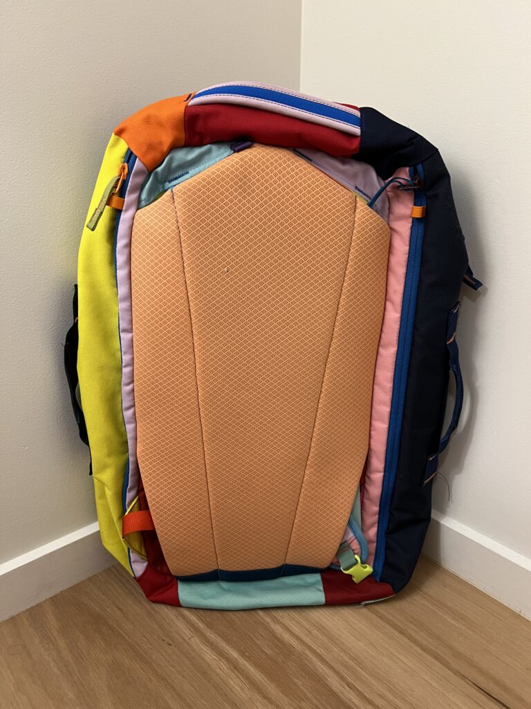 Hinten (Schulterträger lassen sich unter das Polster packen)